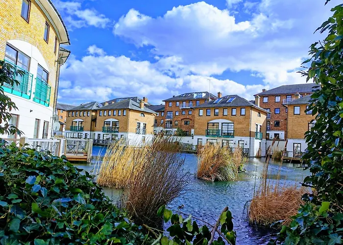 Riverside 3Br With Easy Transport 20Mins To City Centre
